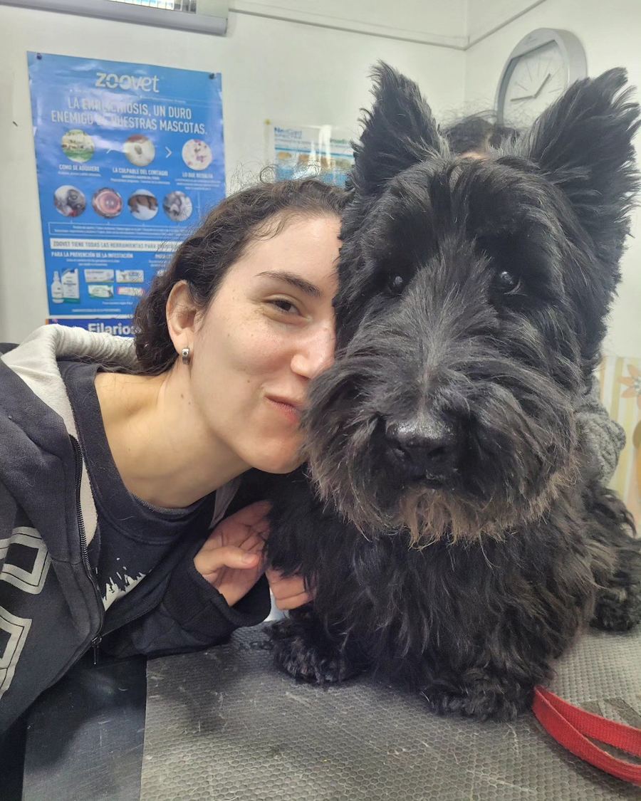 Nuestro equipo compartiendo un momento cercano con un paciente canino